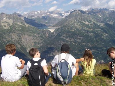 jeunes contemplant le barrage d'Emosson (suisse)